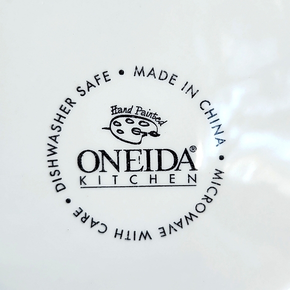 ONEIDA KITCHEN WE ALL SCREAM FOR ICE CREAM PATTERN SET OF 4 DESSERT PLATES - Picture 6 of 8